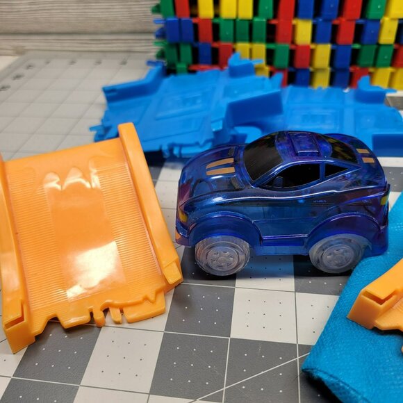 Magic Tracks 16 ft Building Set‎ With Blue Car Tracks Accessories Bag Green Red - Picture 11 of 15